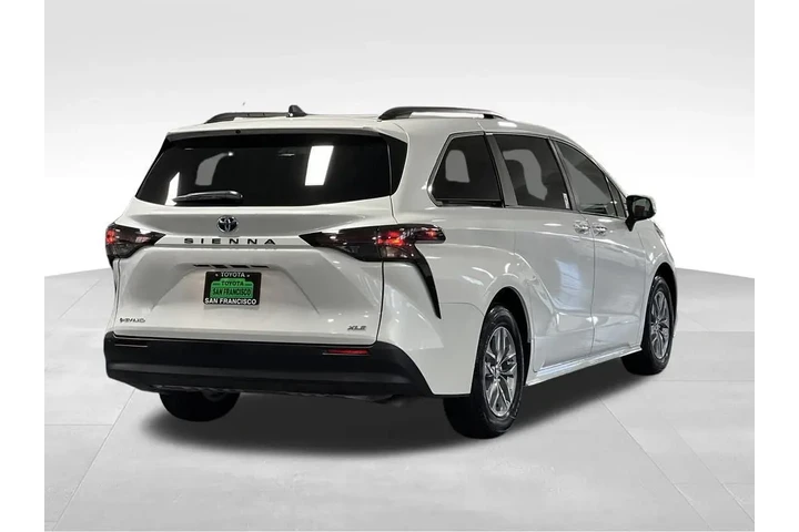 $49990 : 2025 Sienna XLE 7 Passenger image 5