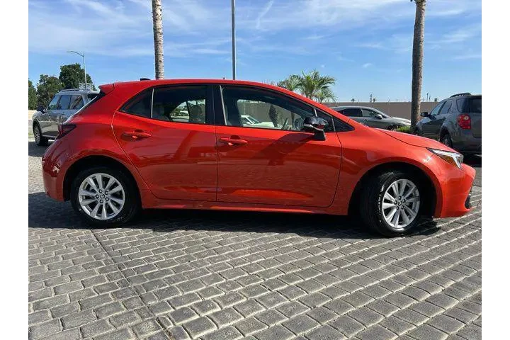 $26995 : Toyota Corolla Hatchback 202 image 10