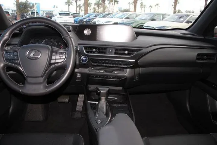 $25182 : Lexus UX 250h 2019 AWD 4dr C image 10