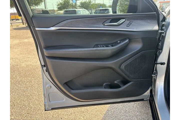 $38484 : Jeep Grand Cherokee L 2024 4 image 9