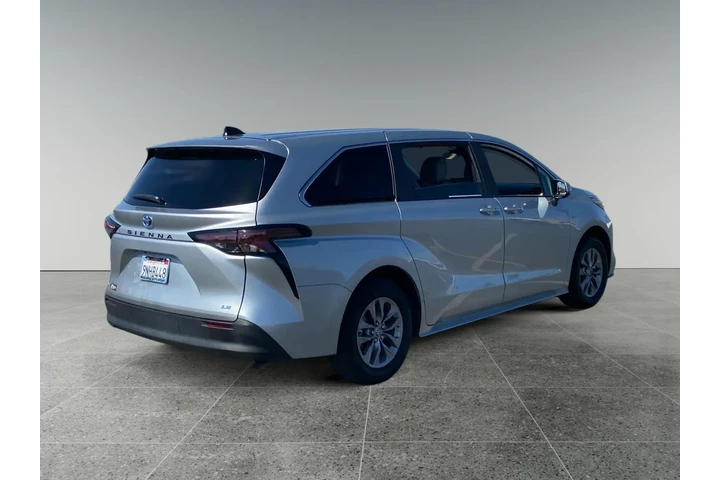 $39750 : Toyota Sienna 2025 LE 8-Pass image 5