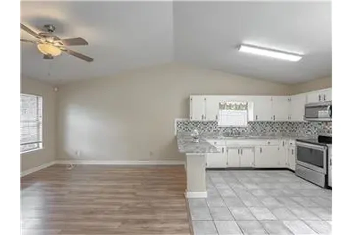$800 : Rental property with 2 bedro image 3