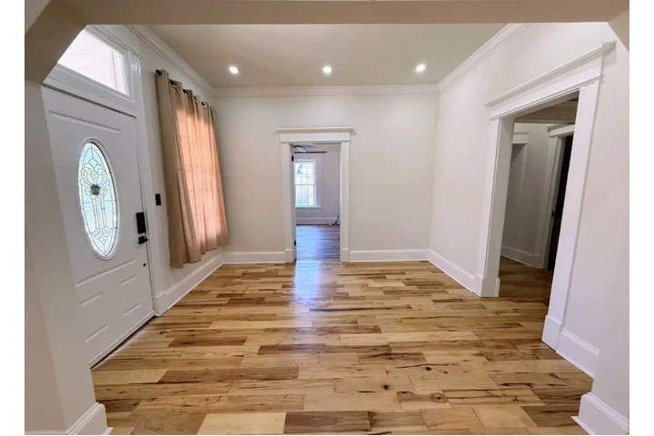 $1800 : Single Residence image 2