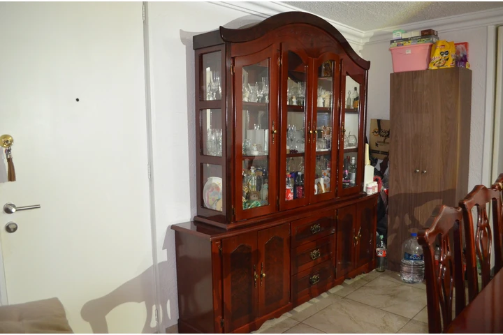 $7000 : Comedor de madera con vitrina image 3