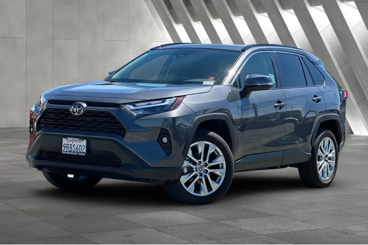 $36900 : Toyota RAV4 2024 AWD XLE Pre image 2