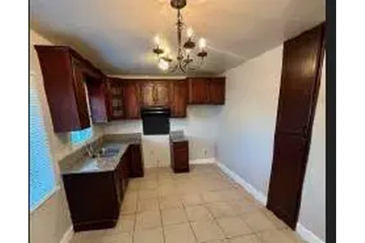 L.A./ 90037  SE RENTA CASA image 2