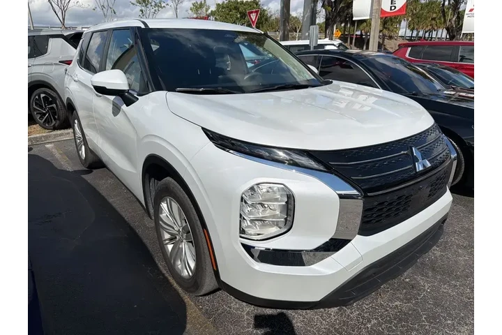 $22991 : Mitsubishi Outlander 2023 ES image 3