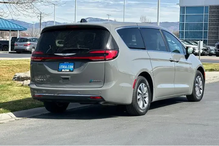 $39995 : Chrysler Pacifica Plug-In Hy image 2