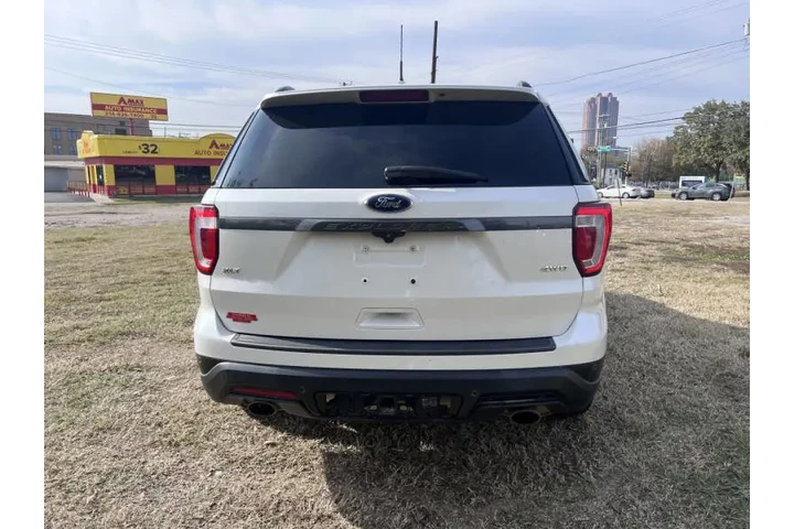 2019 Explorer XLT image 9