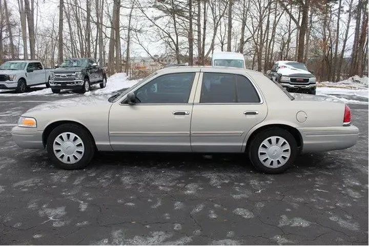$8905 : Ford Crown Victoria 2009 Pol image 7