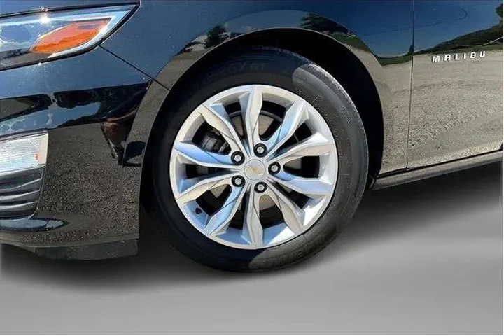 $19591 : Chevrolet Malibu 2023 LT 4dr image 2