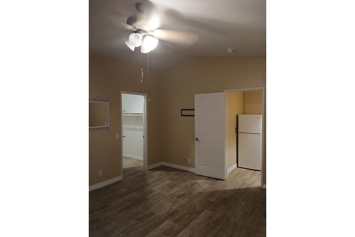 $1 : Se renta master room studio image 7