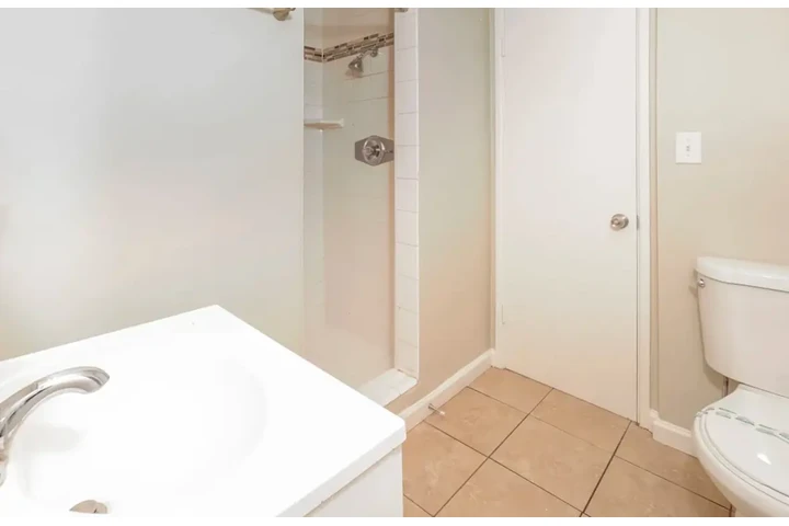 $2100 : 2 Bed 2 Bath Home in Koreatown image 6
