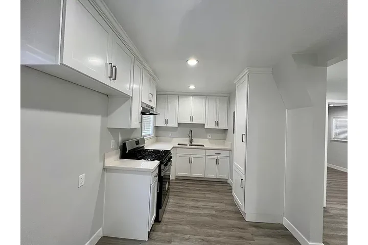 $1050 : One bedroom room decent apartm image 6
