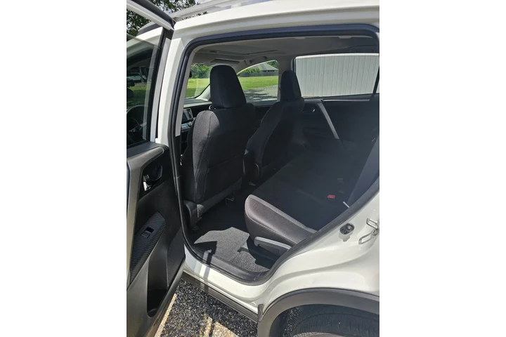 $8900 : 2015 Toyota RAV4 XLE image 8