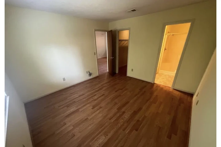 $1350 : Rent image 3