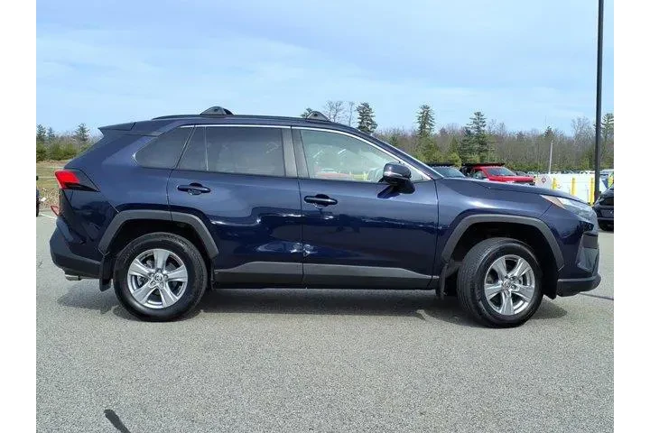 $34134 : Toyota RAV4 2024 AWD XLE 4dr image 2