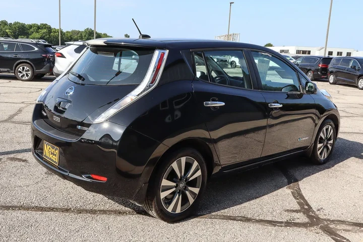 $7349 : 2017 LEAF SL image 4