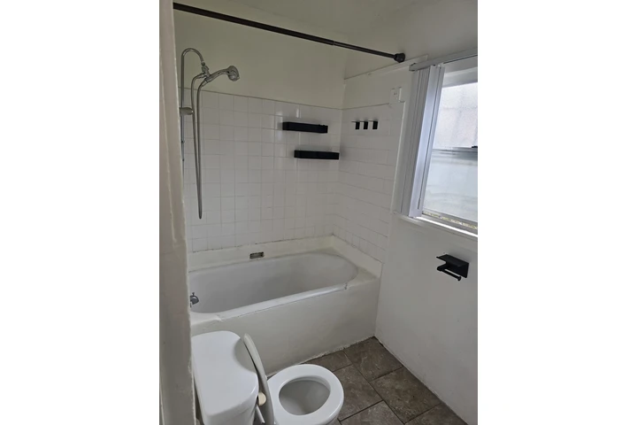 $1750 : 1 Bedroom 1 Bath Unit image 3