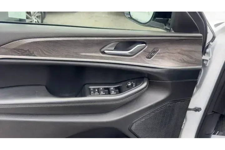 $31998 : Jeep Grand Cherokee L 2024 4 image 10