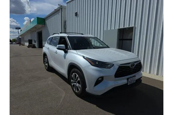 $33900 : Toyota Highlander 2023 LE 4d image 1