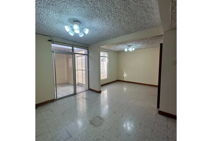 $1000 : Casa en renta zona 11 mariscal image 4