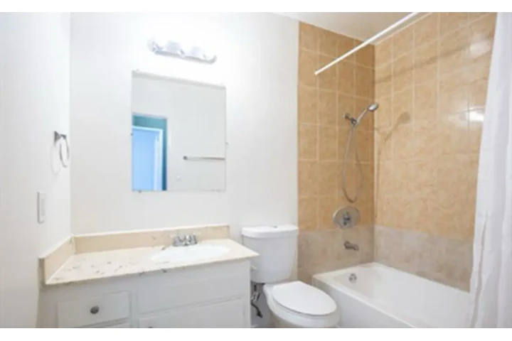 $2000 : 2 bed 2 bath in James M wood image 6