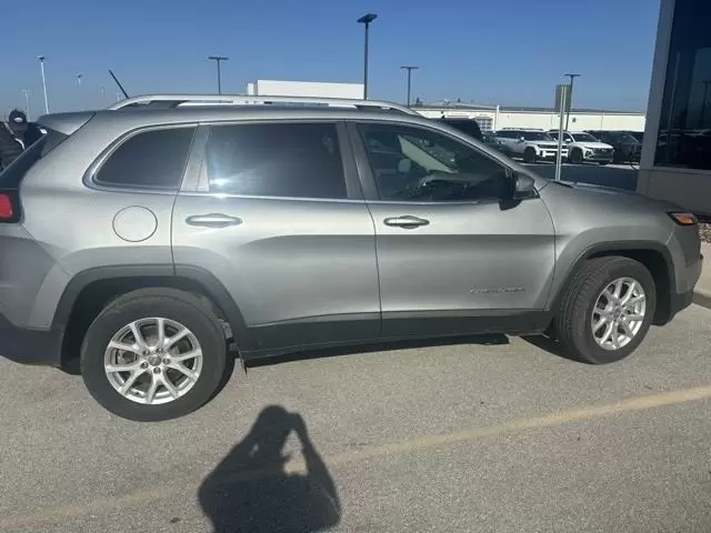 $14000 : Pre-Owned 2015 Cherokee Latit image 8