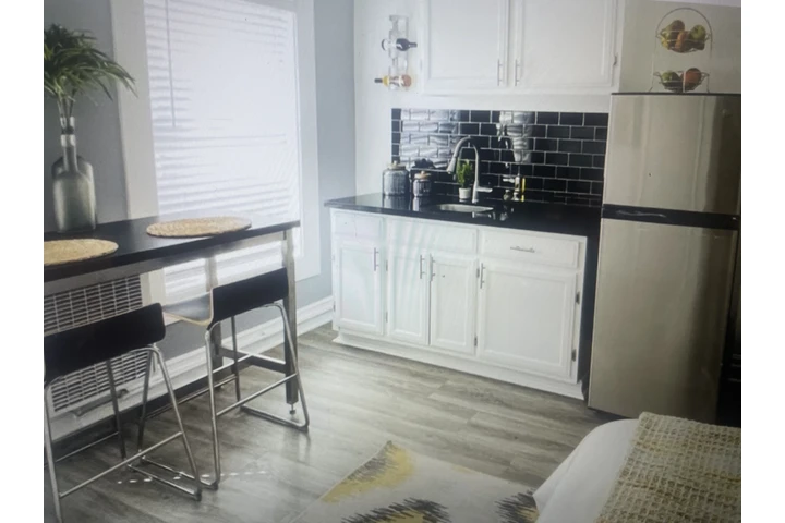 $1300 : 744 beacon st image 1