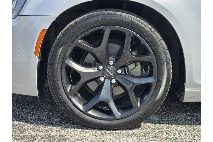 $21991 : Chrysler 300 2021 S V6 4dr S image 7