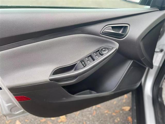 $8900 : 2012 FORD FOCUS2012 FORD FOCUS image 9