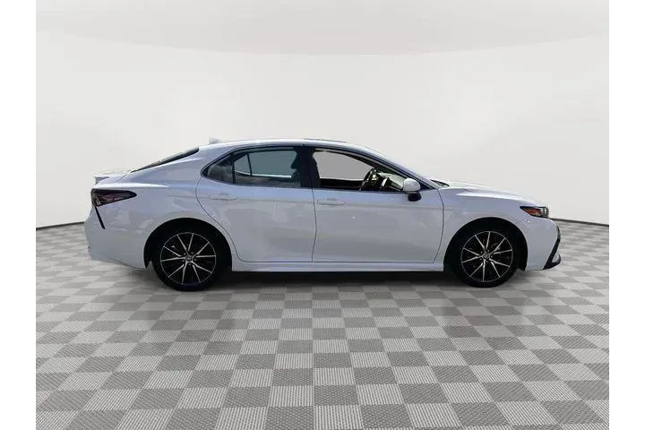 $22917 : Toyota Camry 2024 SE 4dr Sed image 2