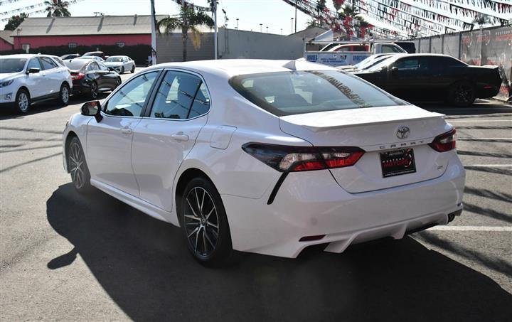 $24468 : Camry SE Sedan 4D image 6