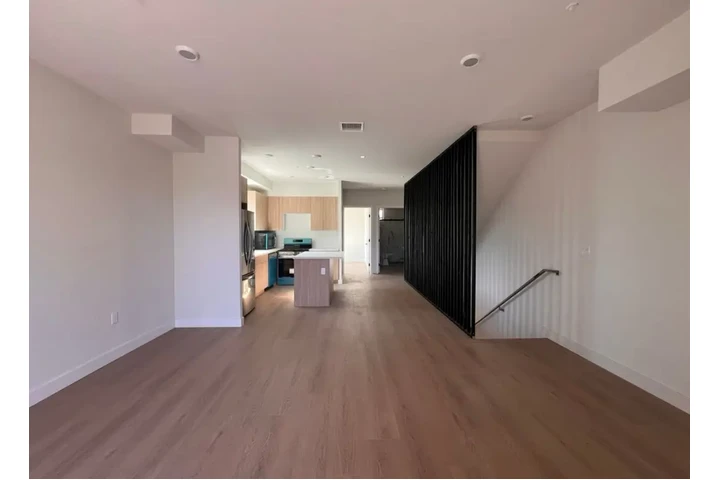 $1900 : 2 Bedroom Apt in James M Wood image 2