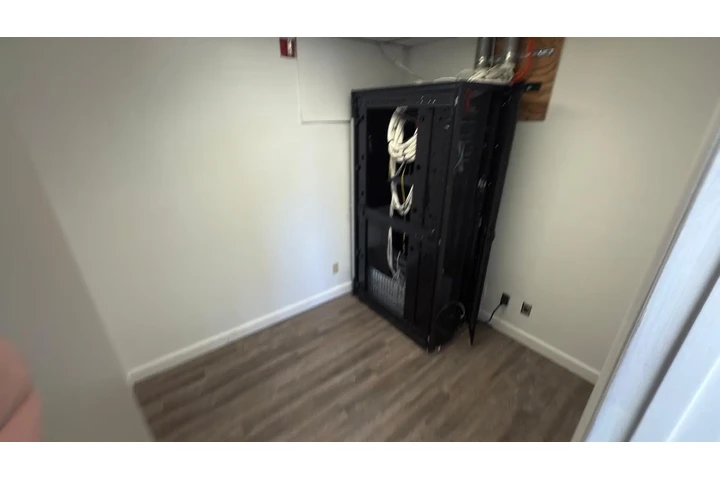 $900 : Coercial suite for rent image 6