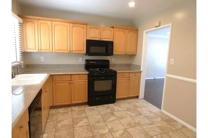 $900 : Beautiful Home...LAKEWOOD,CA image 6