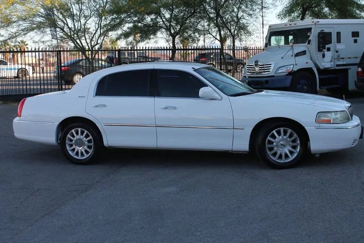 $5995 : 2006 Town Car Signature image 4