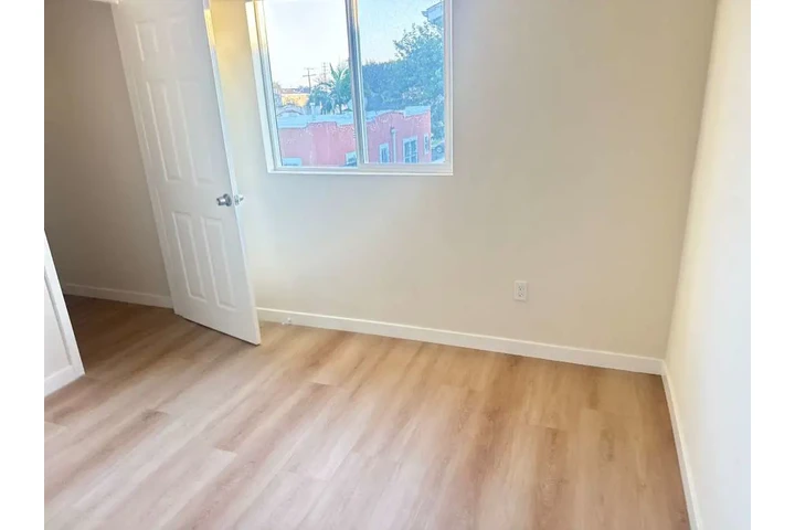 $2650 : 631 E 83rd St 90001 image 9