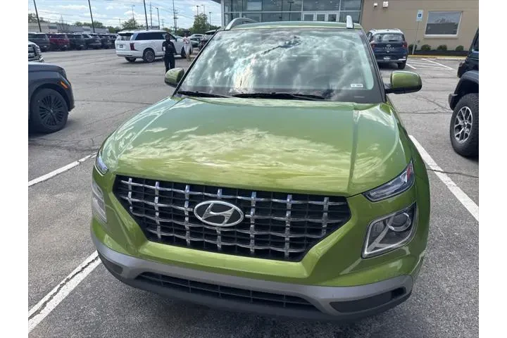 $17977 : Hyundai VENUE 2024 SEL 4dr C image 2