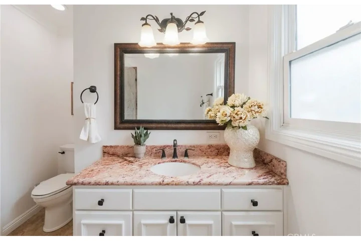 $2185 : 2 Bed 1Bath in Los Angeles image 7