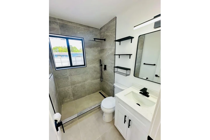 $1700 : 3 habitaciones y 2 baños compl image 4