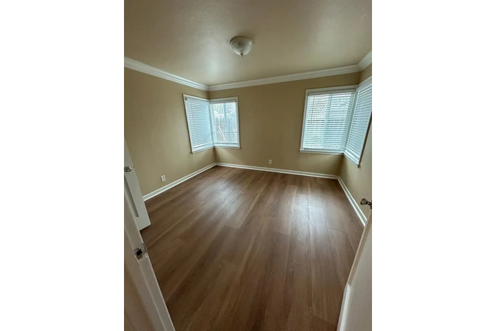 $1800 : This beautiful renovated duple image 4