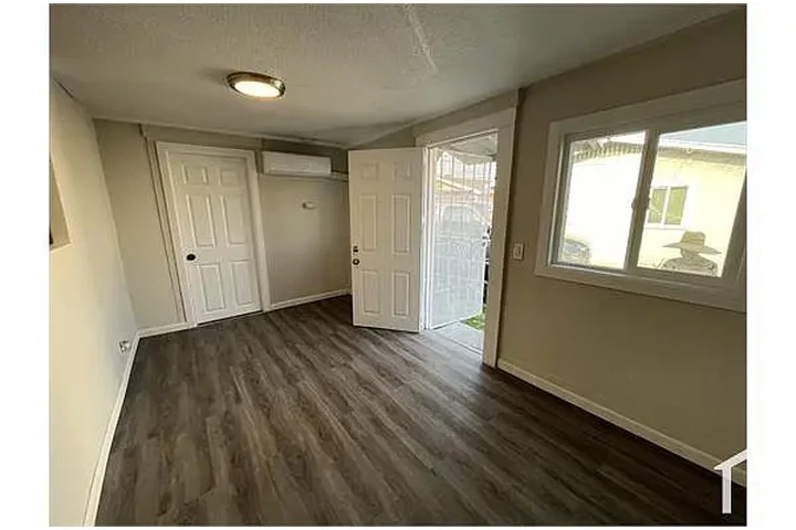 $900 : Move in Ready Beautiful 2 bedr image 2