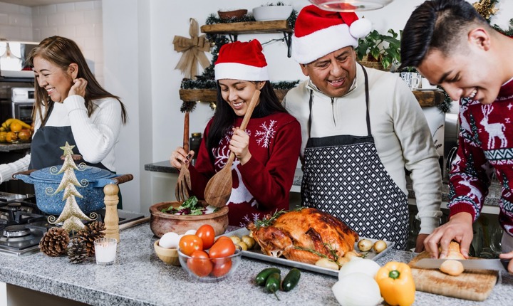 Familia preparando comida para las fiestas