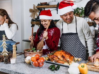 Familia preparando comida para las fiestas