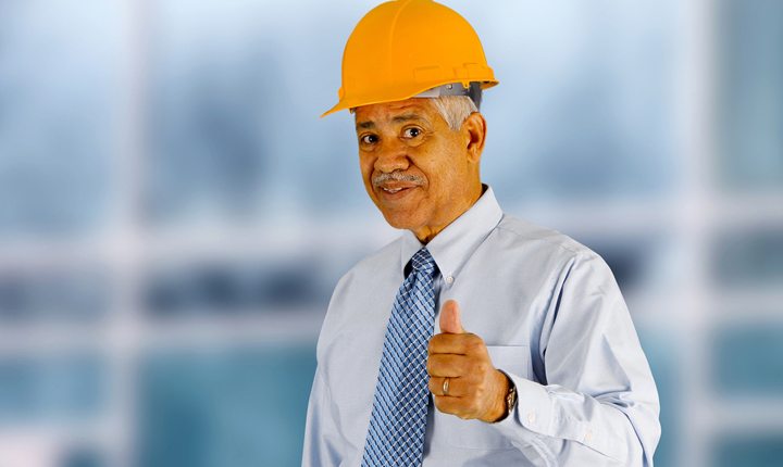 Adulto mayor con casco de protección