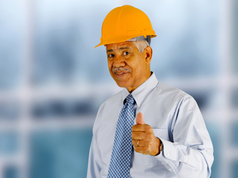 Adulto mayor con casco de protección