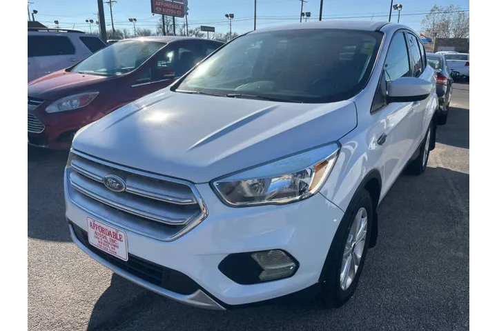 2017 Escape SE image 1