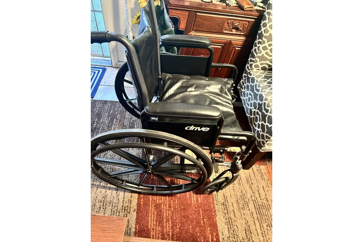 $100 : Silla de ruedas nueva, image 10