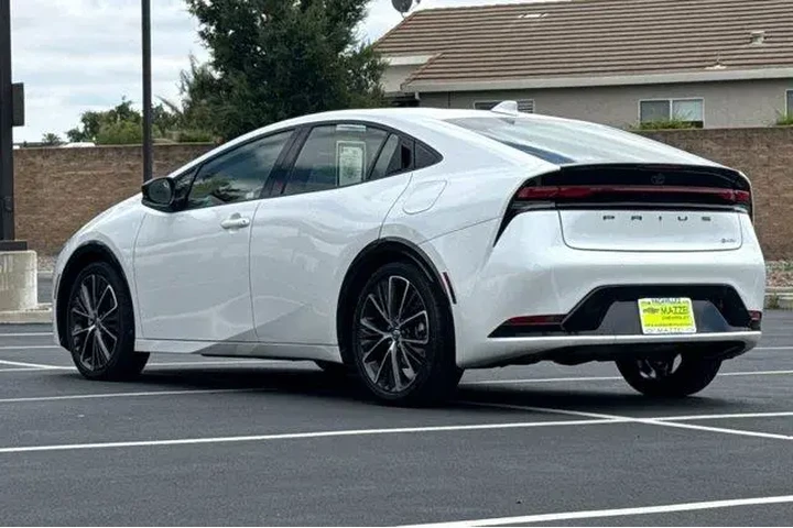 $29599 : Toyota Prius 2025 LE 4dr Hat image 3